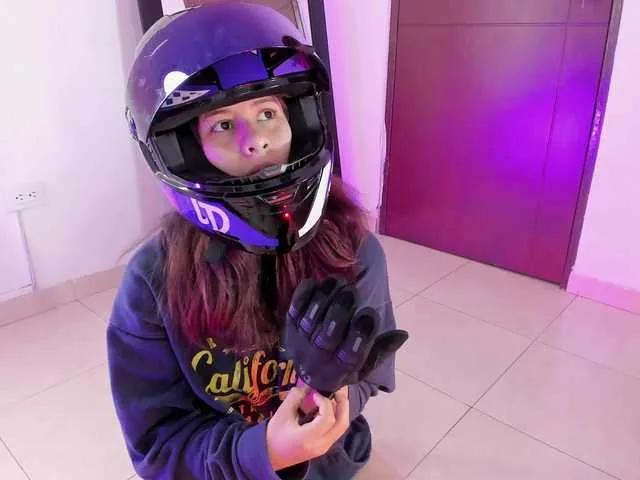 miaqueen021 on BongaCams