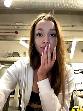 barbiehumpxxx — Show my asshole in doggy pose