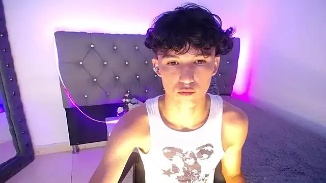 JULLIAN_ on StripChat 