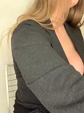 Nayafreaky on StripChat 